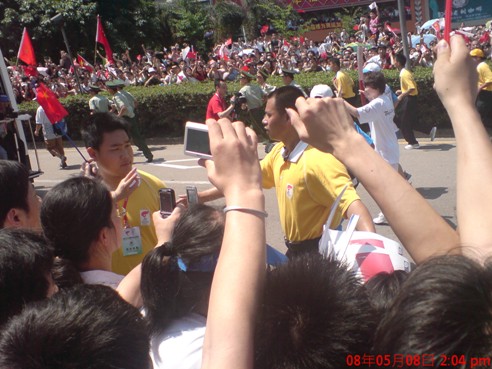 熊猫体育集团员工喜迎奥运圣火